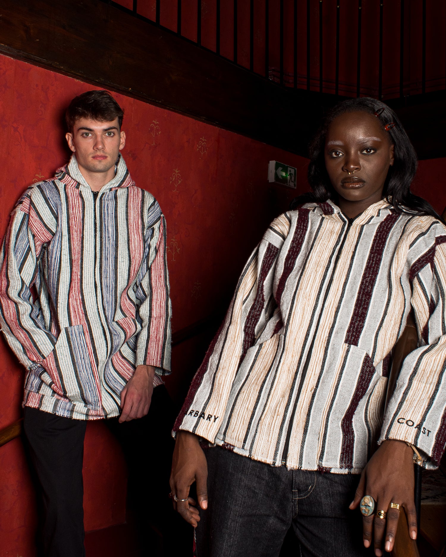 Photo de mannequin avec les vestes barabry coast fait en laine à lamin par des artisants marocains.