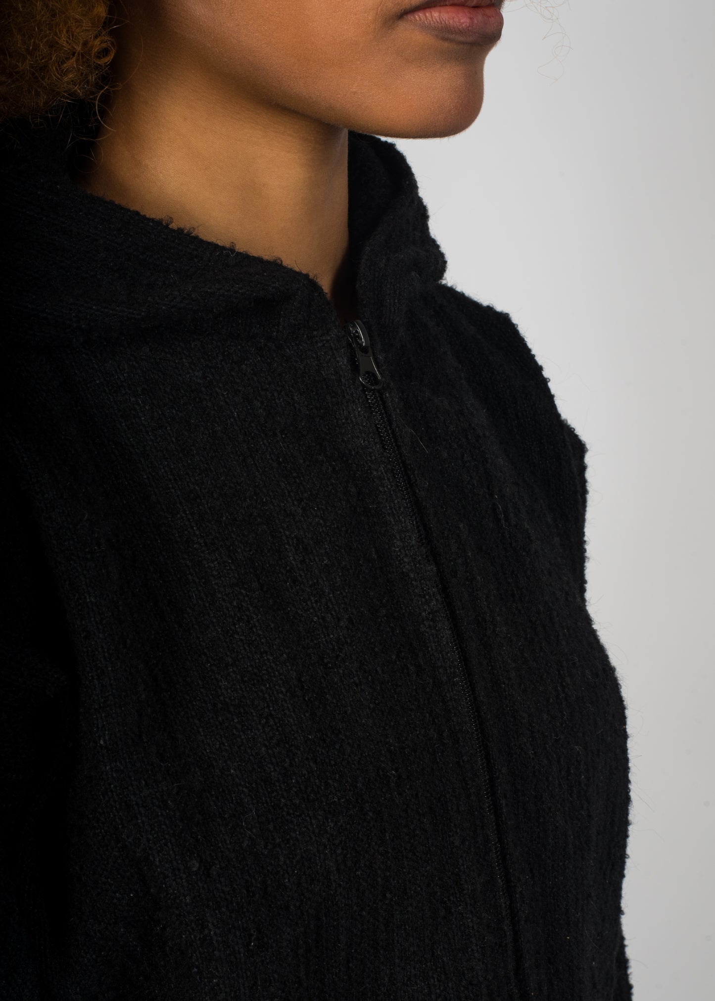 Zoom sur la veste noir Charbon tissé à la main.