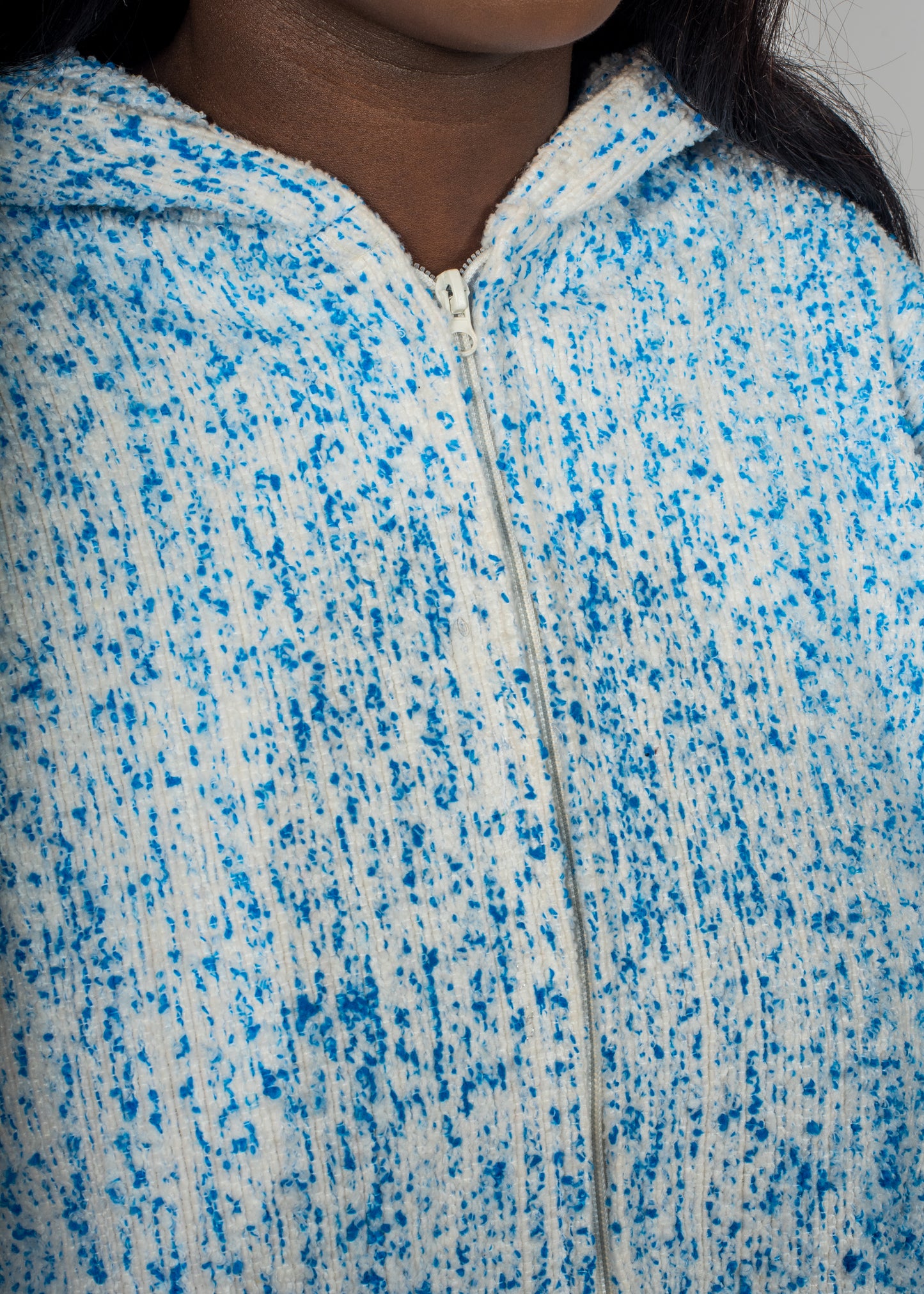 Zoom sur la veste Barbary Coast blanche avec des milliers de points bleu tissé à la main.