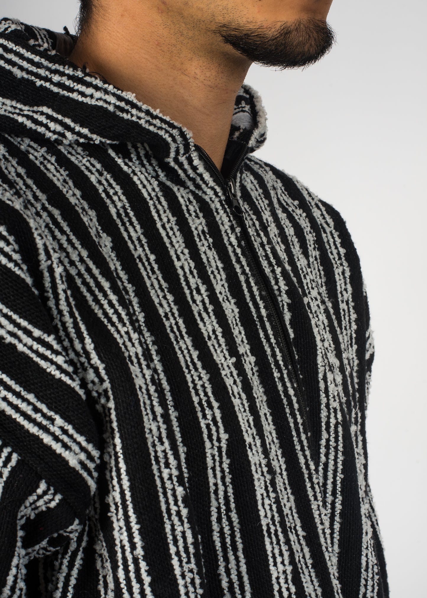 Zoom sur la veste tissé à la main