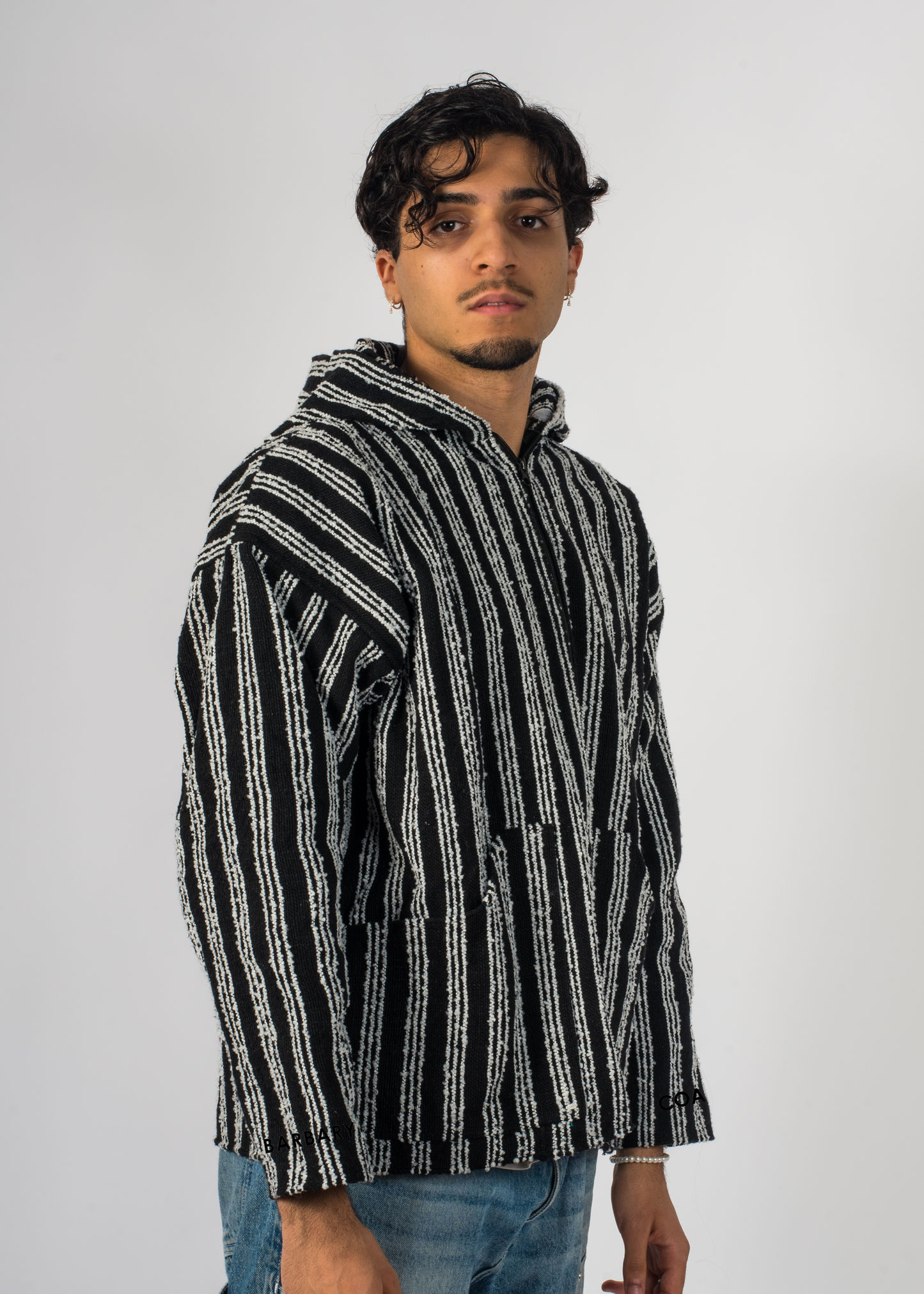 Homme avec une veste artisanal à rayure blanche de chez Barbary Coast