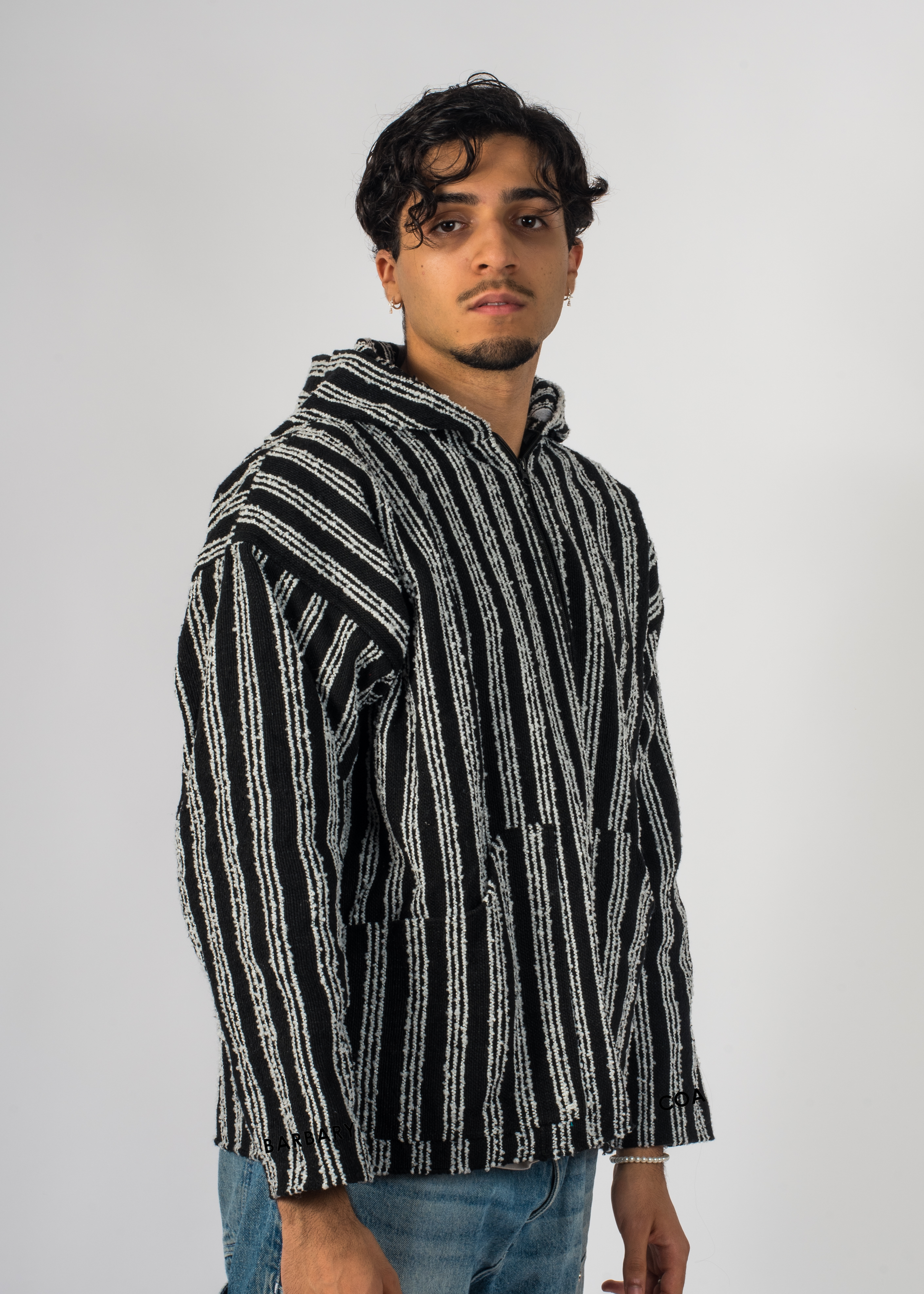 Homme avec une veste artisanal à rayure blanche de chez Barbary Coast