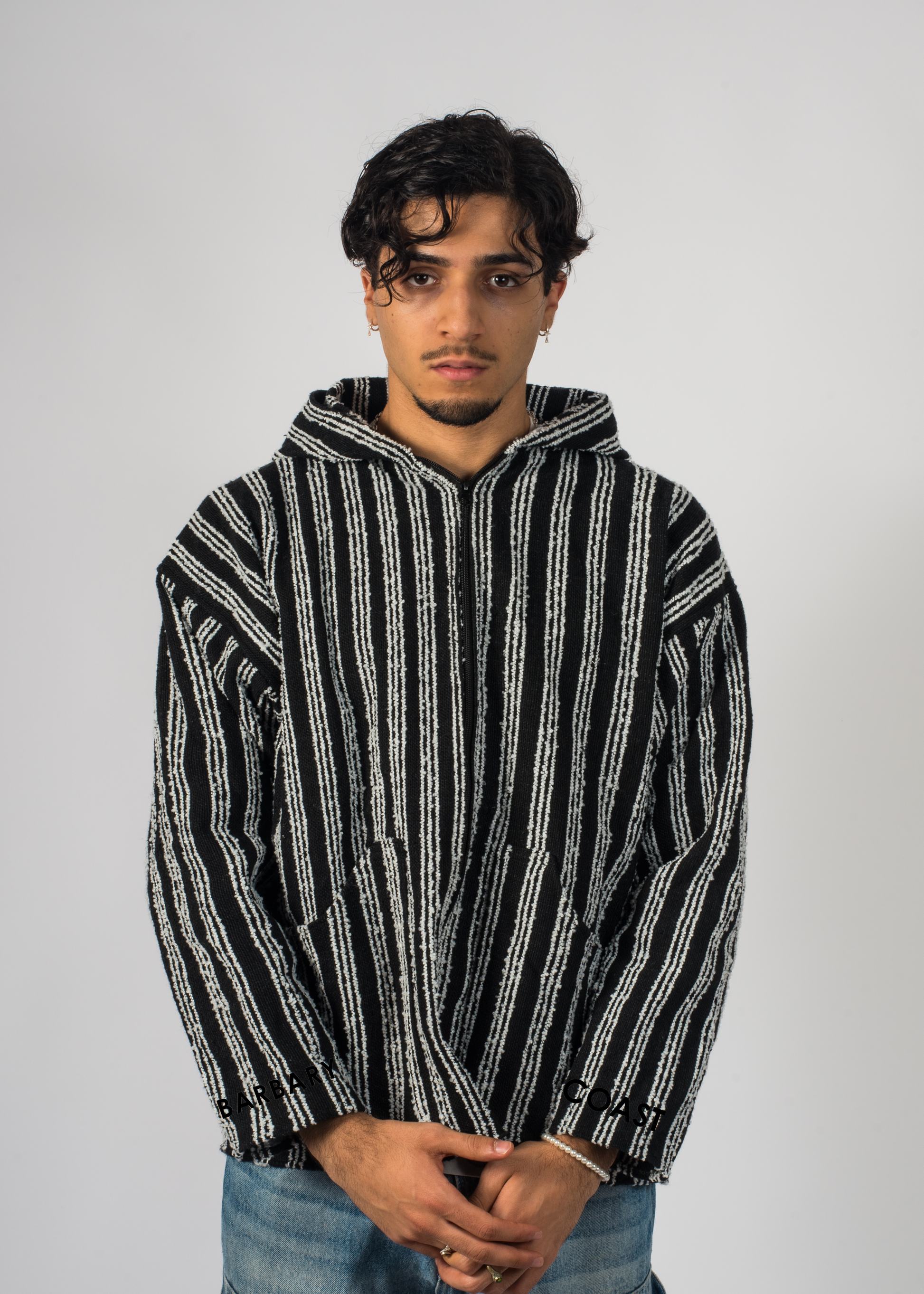 Homme avec une veste artisanal à rayure blanche de chez Barbary Coast