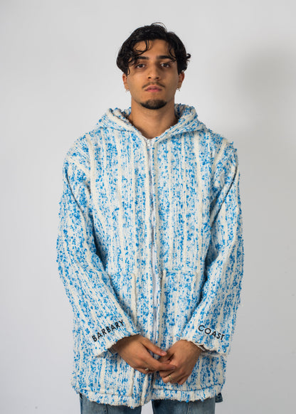 Mannequin avec une veste Barbary Coast longue, blanche avec des milliers de points bleu tissé à la main.