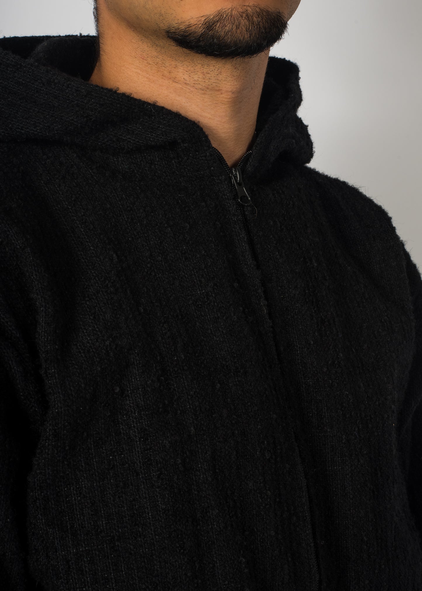 Zoom sur la veste noir Charbon tissé à la main.