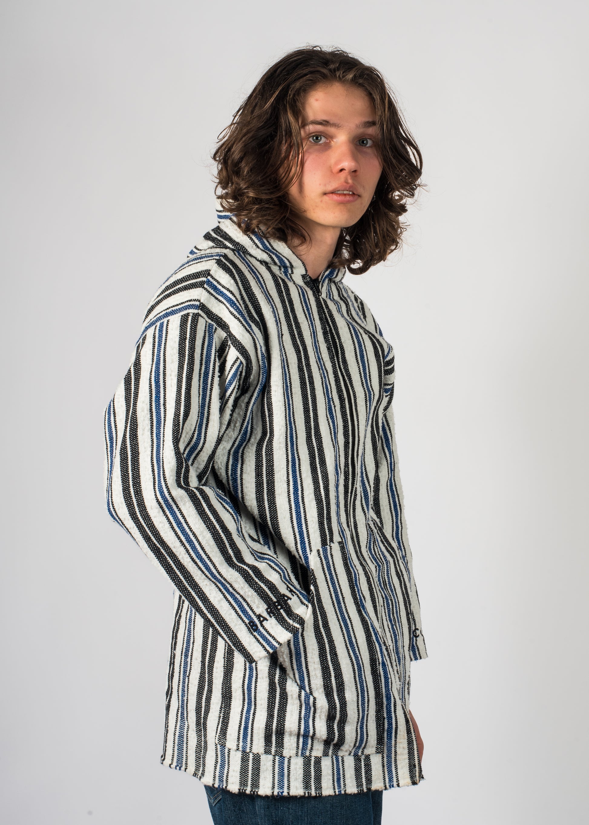 Mannequin avec une veste en rayure bleu, blan et noir complètement tissé à la main pendant plus de 10 h