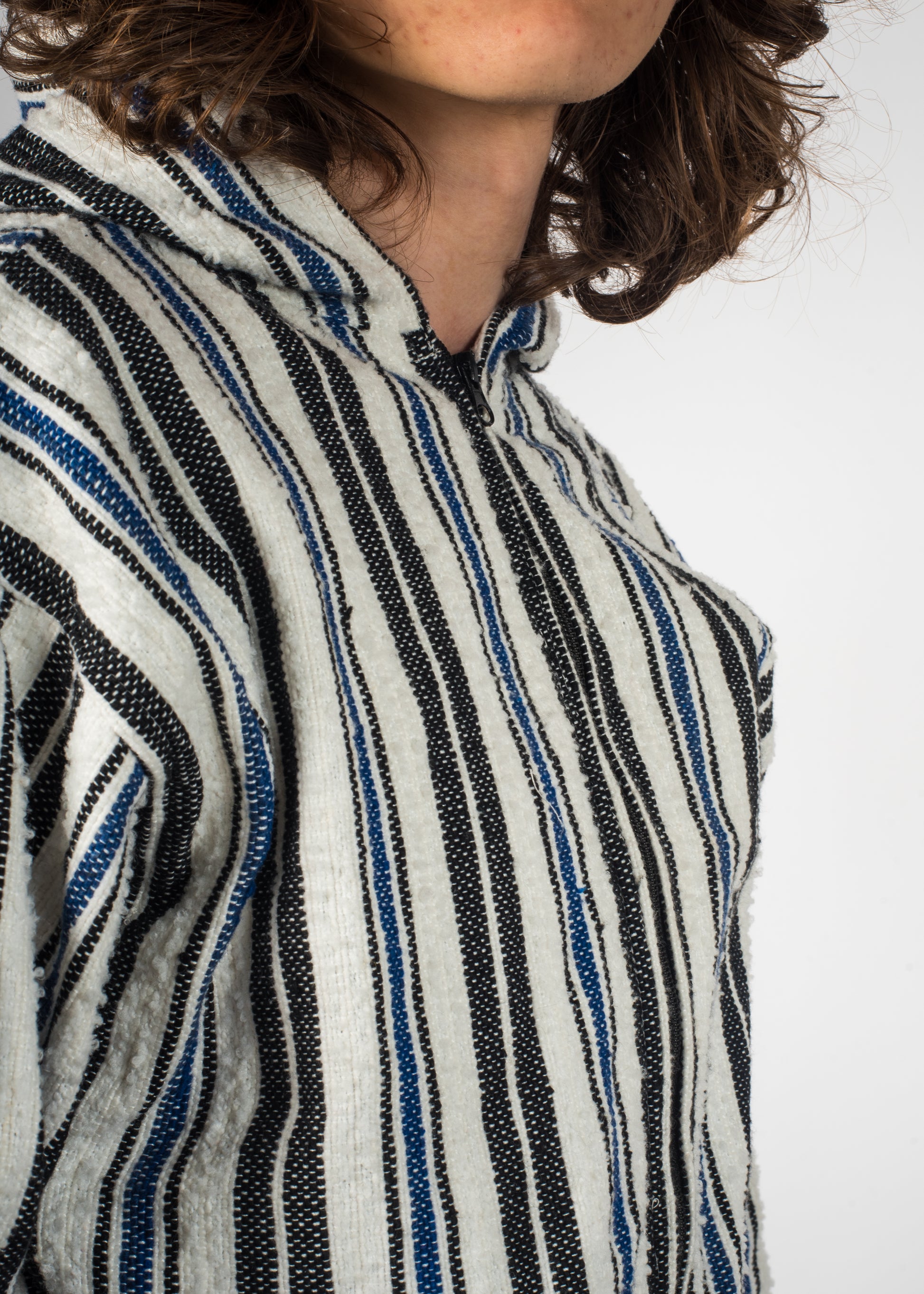 Zomm dur la veste Barbary Cost tissé à la main au Maroc par un artisant.