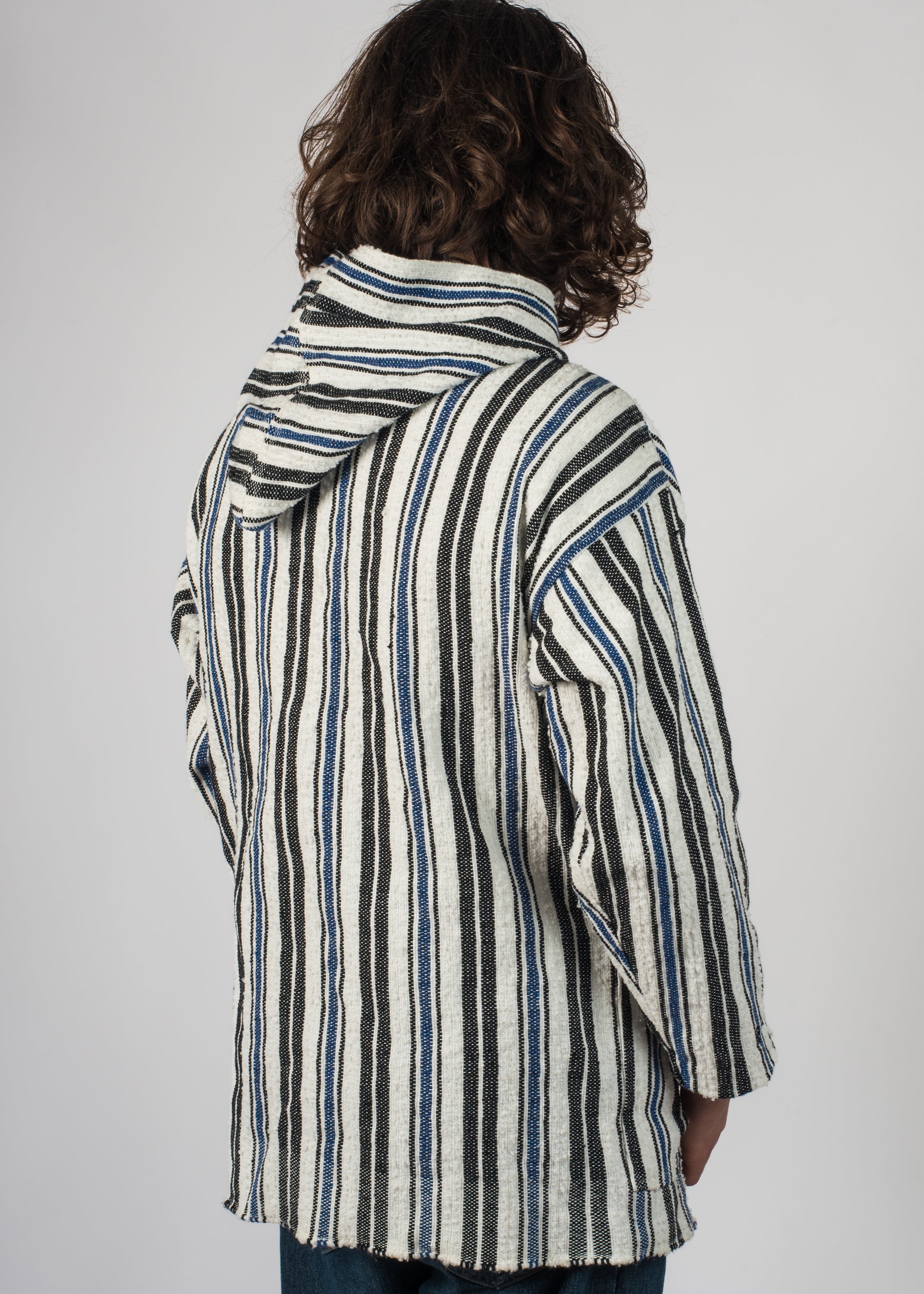 Mannequin avec une veste en rayure bleu, blan et noir complètement tissé à la main pendant plus de 10 h