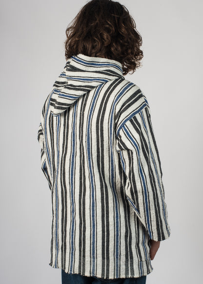 Mannequin avec une veste en rayure bleu, blan et noir complètement tissé à la main pendant plus de 10 h