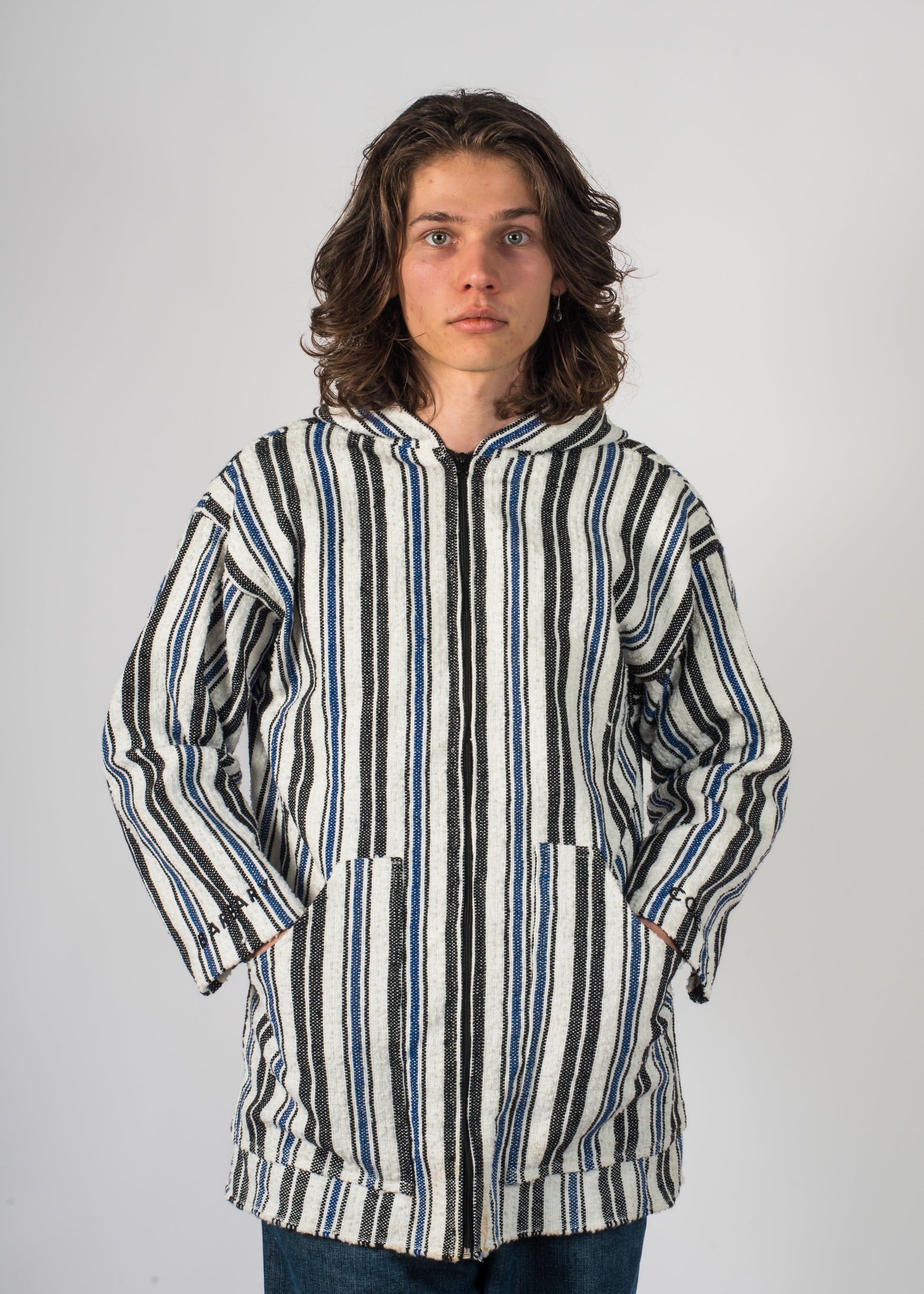 Mannequin avec une veste en rayure bleu, blan et noir complètement tissé à la main pendant plus de 10 h