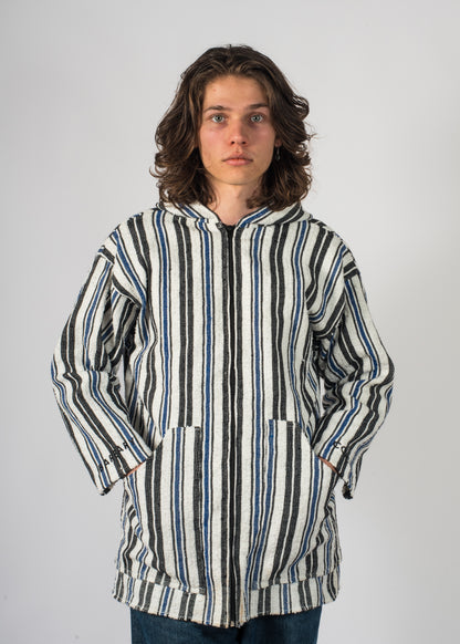 Mannequin avec une veste en rayure bleu, blan et noir complètement tissé à la main pendant plus de 10 h