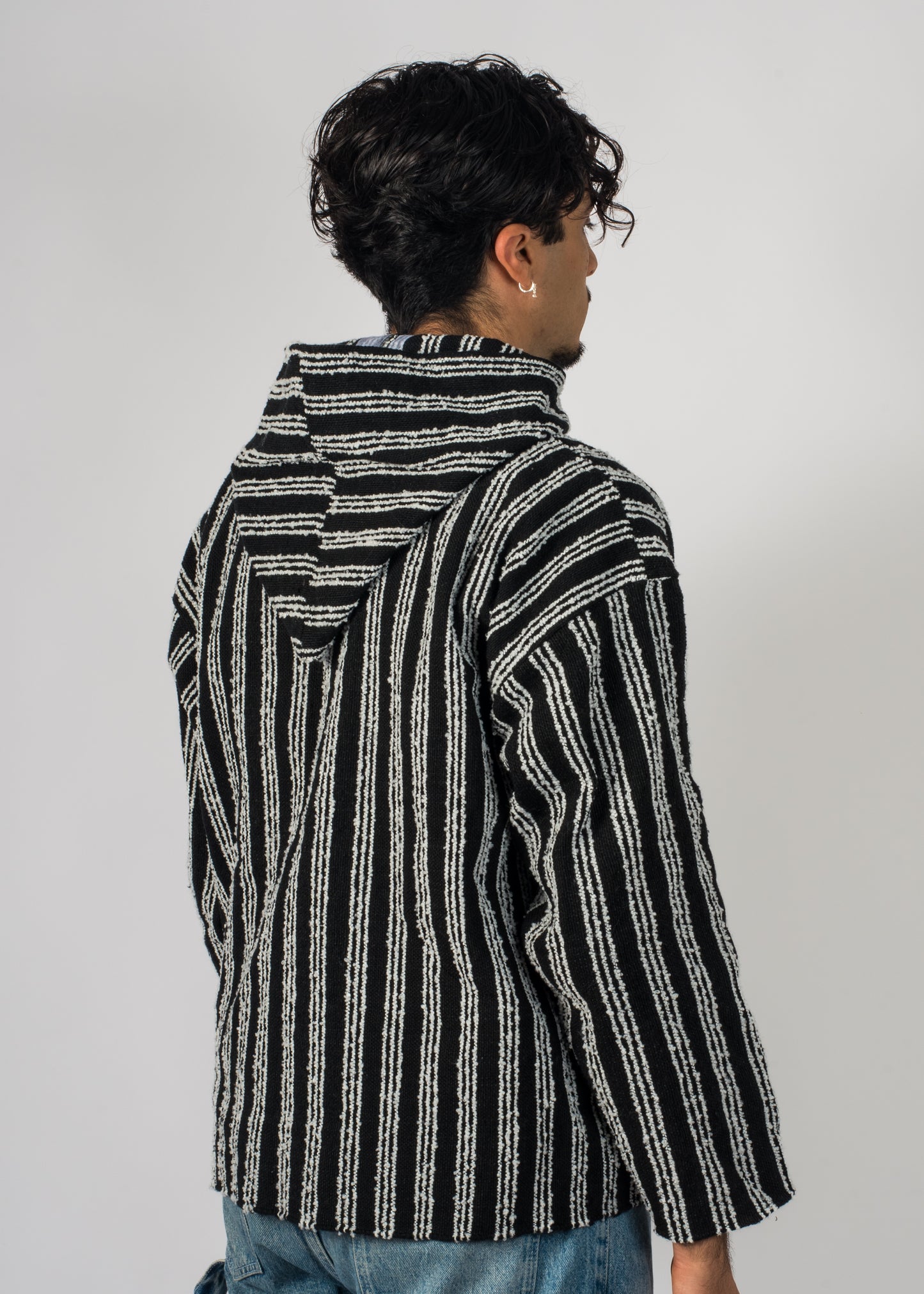 Homme avec une veste artisanal à rayure blanche de chez Barbary Coast