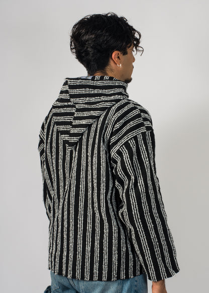 Homme avec une veste artisanal à rayure blanche de chez Barbary Coast