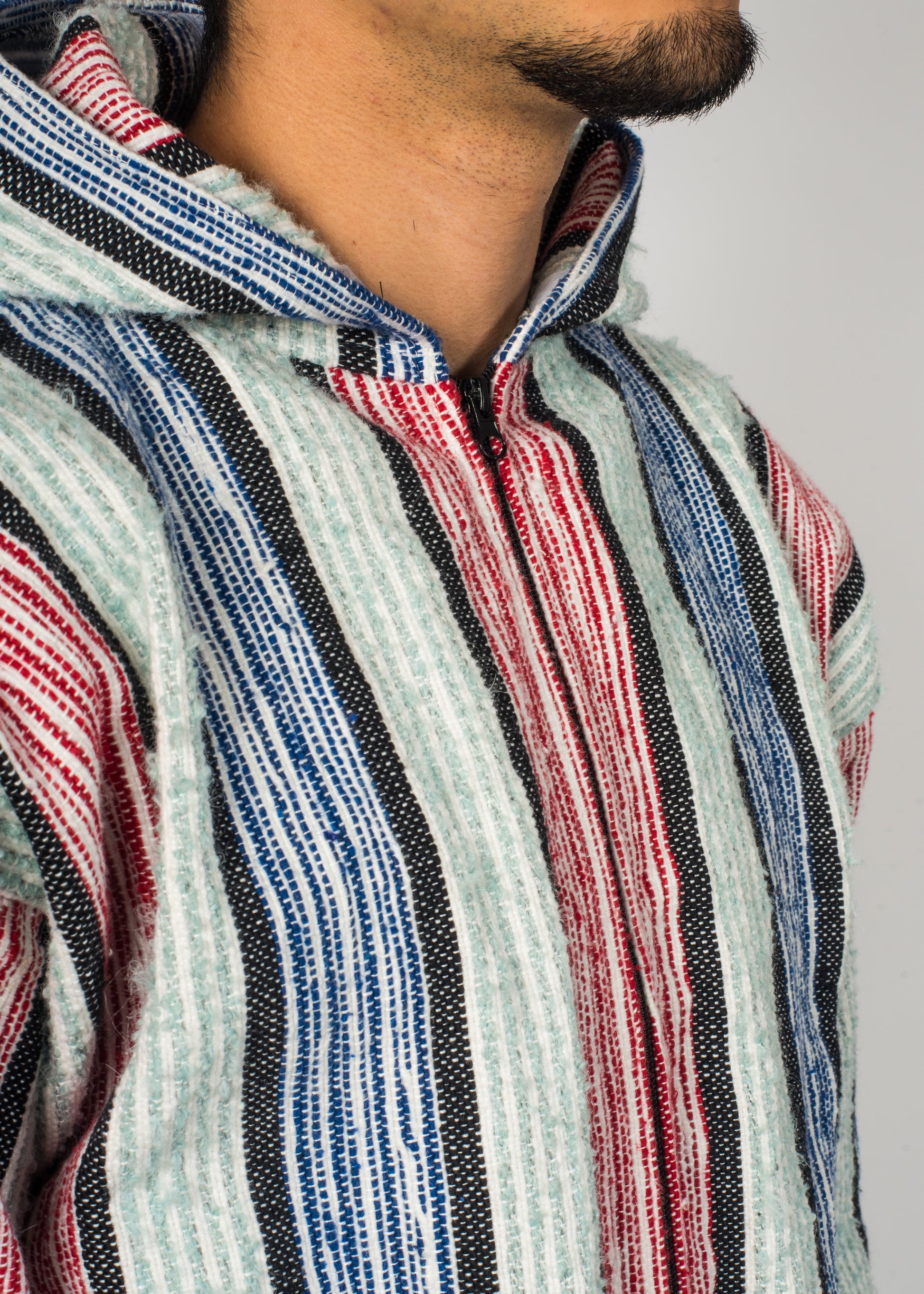 Zoom sur la veste longue à rayure bleu et rouge tissé à la main brodé Barbary Coast